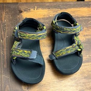 Teva Sandals Unisex-Child Hurricane XLT2 size 6